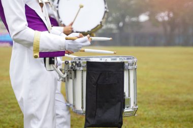 Okul spor günü geçit töreninde bando davulcusu müzik çalar. Yumuşak ve seçici odak.                                 