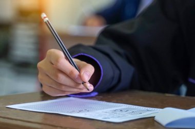 Asyalı öğrenciler sınıfta öğrenmeyi ölçmek için sınavlara giriyor. Yumuşak ve seçici odak.                               