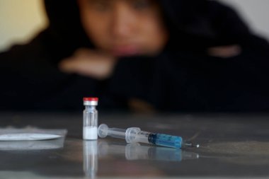 Gençler uyuşturucu kullanmayı denemek istiyor, ki bu dünyadaki her ülkede çözülmesi gereken yaygın bir sorun..                               