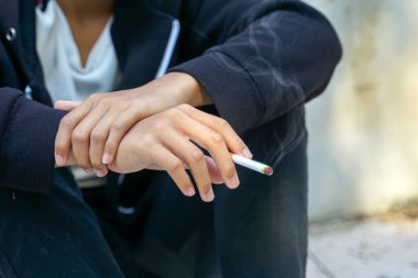 Genç Asyalı çocuk şehrin terk edilmiş bir binasında tek başına sigara içmek için kaçıyor. Gençlik sorunları, uyuşturucu, uyuşturucu bağımlılığı, şehir hayatı, evsiz çocuklar.                                