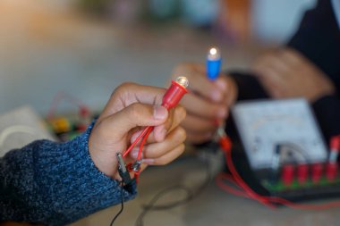  Ampulün parlaklığı, seri olarak bir elektrik devresine bağlandığında ve elektrik devresine bağlandığında voltmetre, ammetre, kablolar ve elektrik köprüsü de dahil olmak üzere bir dizi ekipmana bağlandığında.                              