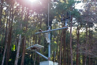 Güneş enerjili hava istasyonu dağın tepesindeki havayı kontrol etmek için..                                