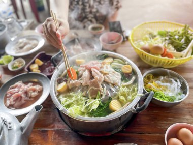 Tayland usulü ızgara domuz eti Taylandlılar arasında her yerde bulunabilen popüler bir ızgara ve kaynatılmış yemektir. Aile veya arkadaşlarla bir araya gelmek için uygun..