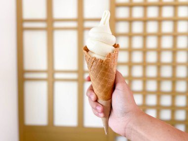 Japon sütü aromalı dondurma külahı, yumuşak beyaz doku, tatlı ve ferahlatıcı tat..
