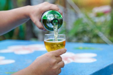 Birayı bardağa dökün. Biranın tipine ve içme tarzına bağlı olarak. İster köpük ister köpük olsun, ister köpük..                                 