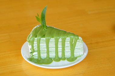 Matcha Crepe Cake yumuşak krep hamurlu, hafif yeşil çay aromalı, tatlı ve yumuşak kırmızı fasulye kremalı, yumuşak ve tüylü tatlı bir tatlı menüsüdür..                               