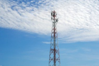 Telekomünikasyon kulesi, iletişim ekipmanları ve antenleri yüklemek ve iletişim sinyalleri almak için kullanılan yüksek bir yapıdır..                               