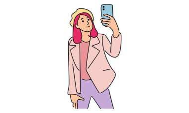 Kadın telefon kamerasıyla selfie çekiyor.