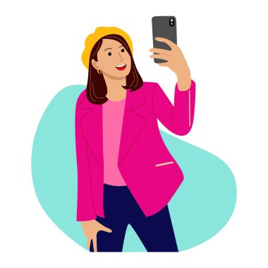 Kadın telefon kamerasıyla selfie çekiyor.