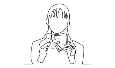 Kadın kuyruğuna devam edin. Bir hediye kutusu tutun.