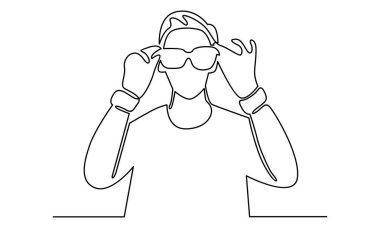 Sürekli güneş gözlüğü takan bir adam.