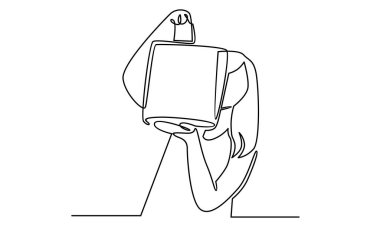 Alışveriş torbaları tutan kadın kuyruğu.