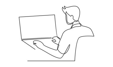 Masasındaki adam dizüstü bilgisayarı üzerinde çalışıyor.