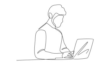 Masasındaki adam dizüstü bilgisayarı üzerinde çalışıyor.