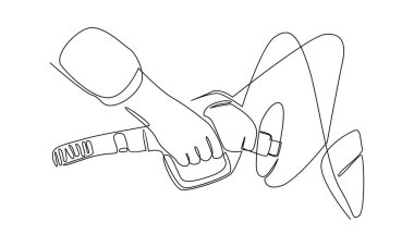 Benzin istasyonunda aralıksız yakıt ikmali yapılıyor.