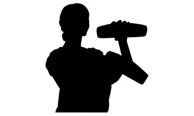 Barmenin silueti kokteyl yapar.