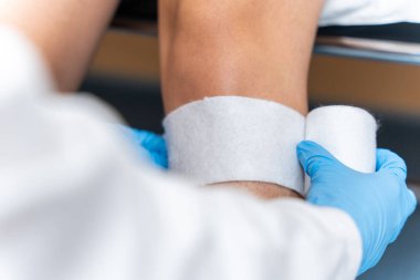 Hastanenin muayenesinde bir doktor ve hasta köpekbalığı ellerini kapatın.