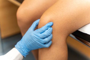 Hastanenin klinik ortamında ortopedik tedavi ve teşhise odaklanmış bir hastanın kapsamlı diz muayenesi