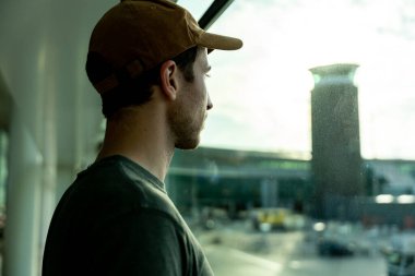 Havaalanında bekleyen bir adam var. Turizm ve seyahat kavramı