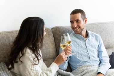 Evlilik bir kutlama ve bir projede başarı olarak kutlanır. Mutluluk, Noel ve Yeni Yıl kavramı. Genç çift buluşmalarında birbirine vurup flört ediyor..