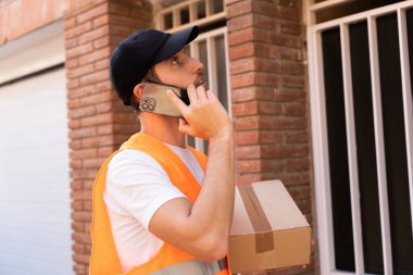 Teslimatçı, ev adresini kontrol etmek için müşteriyi arıyor. Adam kaybolmuş ve şaşırmış görünüyor çünkü bu verimsizlik zaman kaybına neden oluyor.