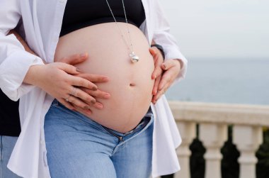 Kocası onun hamile eşi sarılma