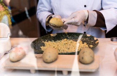 Bolinhos de Bacalhau. Portekiz 'de popüler kızarmış morina kekleri, Portekiz sokaklarında kızarmış morina keki pişirme süreci.