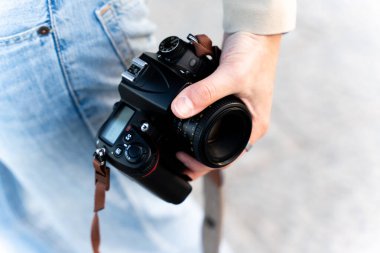 Fotoğrafçı profesyonel fotoğraf çekiyor. Elinde fotoğraf makinesi olan bir adamın yakın plan portresi..