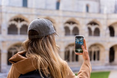 Bir turist cep telefonuyla Avrupa 'nın mimari ve simgesel anıtlarının fotoğraflarını çekiyor..