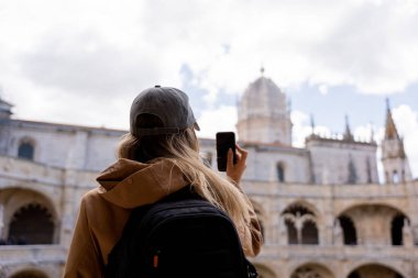 Bir turist cep telefonuyla Avrupa 'nın mimari ve simgesel anıtlarının fotoğraflarını çekiyor..