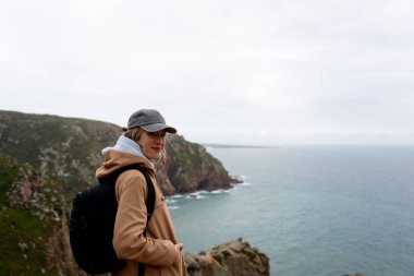 Atlantik Okyanusu 'nun kayalıklarında bir kadının gezdiği en iyi panoramik ziyaretler..