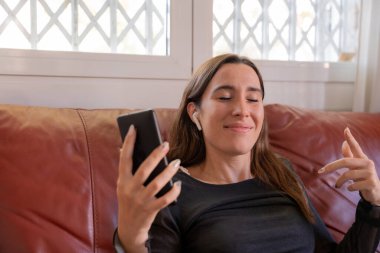 Boş zamanlarında evde müzik ve rahatlama