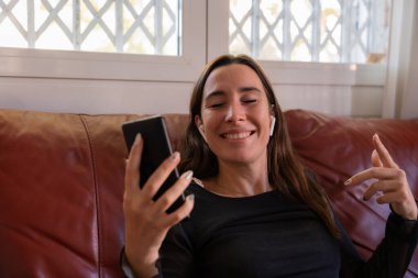 Boş zamanlarında evde müzik ve rahatlama