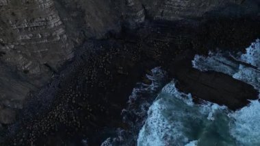 Atlantik Okyanusu 'nun kayalık sahilinin yanındaki uçurumun en üst manzarası.