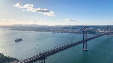 Lizbon 'daki 25 Nisan Köprüsü' nün panoramik görüntüsü Kral İsa 'dan. Portekiz 'in tarihi anıtı.