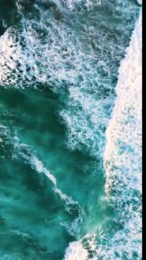 Atlantik Okyanusu 'nun deniz dalgalarının dikey üst drone görüntüsü