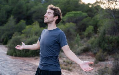 Açık havada temiz hava soluyan çekici bir adam. Sağlık ve sağlık hizmetleri