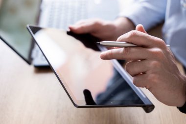 Dijital araçlar, dijital çağ konsepti ve teknolojik gelişmeler kullanan profesyonel