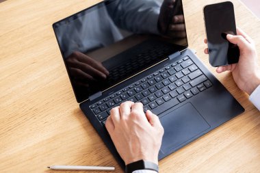 İşyeri sahibi uzak iş günlerini düzenliyor