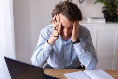 Ağır iş yükünden zihni boşalan çalışan