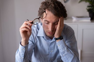 Çalışanlar zihinsel olarak yorgun ve bitkin görünürken çalışıyor.