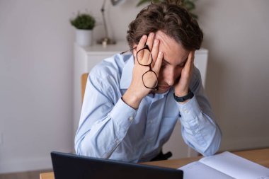 Stres ve yorgunluktan dolayı sınırda olan bir profesyonel.