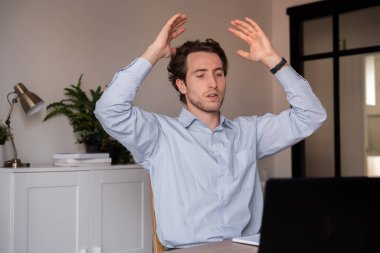 Çalışan aşırı çalışma nedeniyle üzgün ve hayal kırıklığına uğramış.