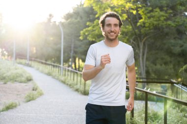 Parkta koşan adam iyi hava ve enerjiyle