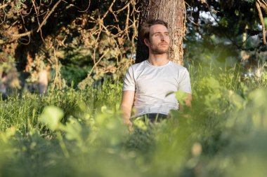 Doğada sakinlik ve rahatlama anı yaşayan bir adam.