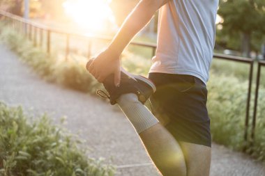 Adam sağlıklı bir yaşam tarzının parçası olarak dışarıda egzersiz yapıyor.