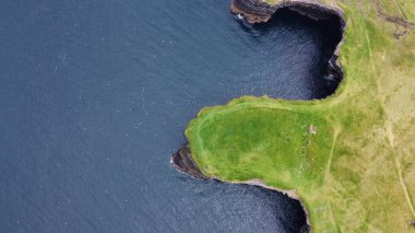 Downpatrick Head, Drone Video, İrlanda, Co. Uçurum kenarındaki yeşillik Okyanusa Bakış, eire işareti 64