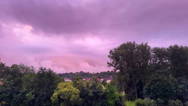 Gün batımında pembe ve mor bir gökyüzü