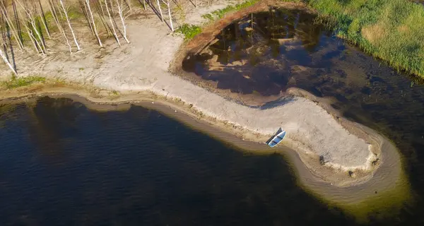 Sandy Lakeside Spit 'teki teknede. Daugavpils, Letonya