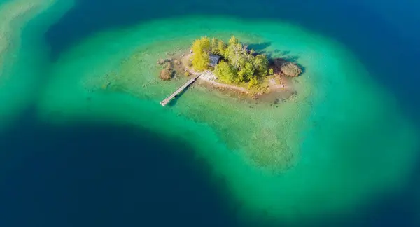 Turkuaz Su, Ada ve Eibsee, Almanya 'daki İskeleli Ada Evi ile Alp Gölü' nün Havadan Görüntüsü